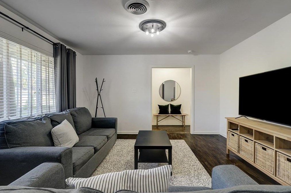 8923 Blankenship Dr, Houston TX  77080-3002 exterior