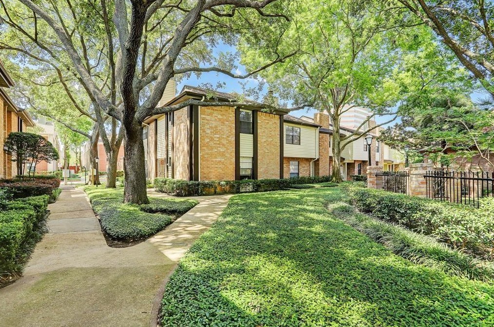 2592 Bering Dr, Houston TX  77057-4940 exterior