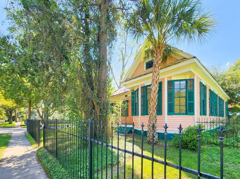 1401 Cortlandt St, Houston TX  77008-4242 exterior