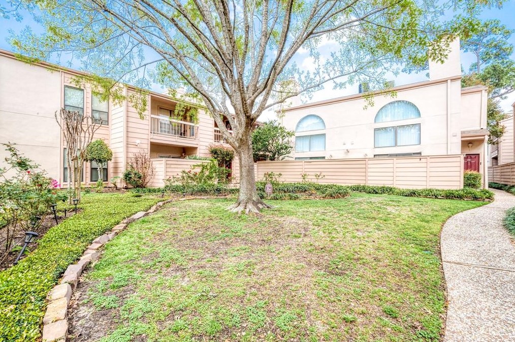 2125 Augusta Dr, Houston TX  77057-3755 exterior