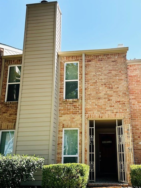 1009 Fountain View Dr, Houston TX  77057-2001 exterior