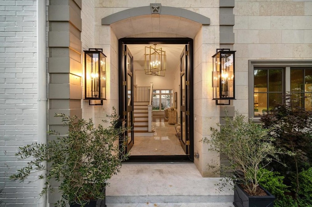 2211 Troon Rd, Houston TX  77019-1417 exterior