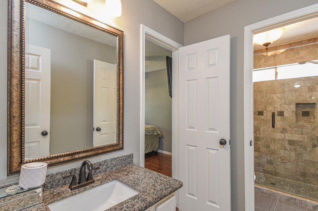 3102 Mossy Elm Ct, Houston TX 77059-3227 exterior