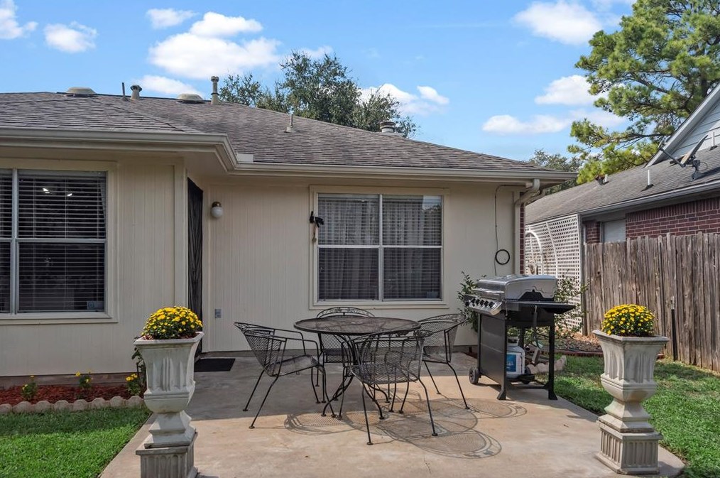 11430 Amber Vly Ct, Houston TX  77066-3955 exterior
