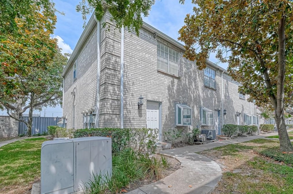 7717 Cambridge St, Houston TX  77054-2039 exterior