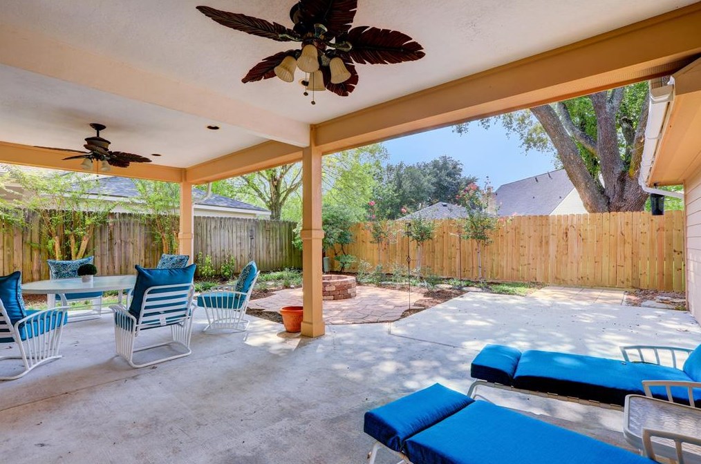 15410 Stonehill Dr, Houston TX  77062-3220 exterior