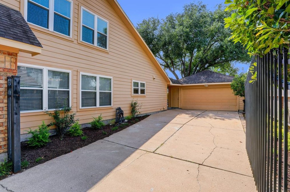 15410 Stonehill Dr, Houston TX  77062-3220 exterior