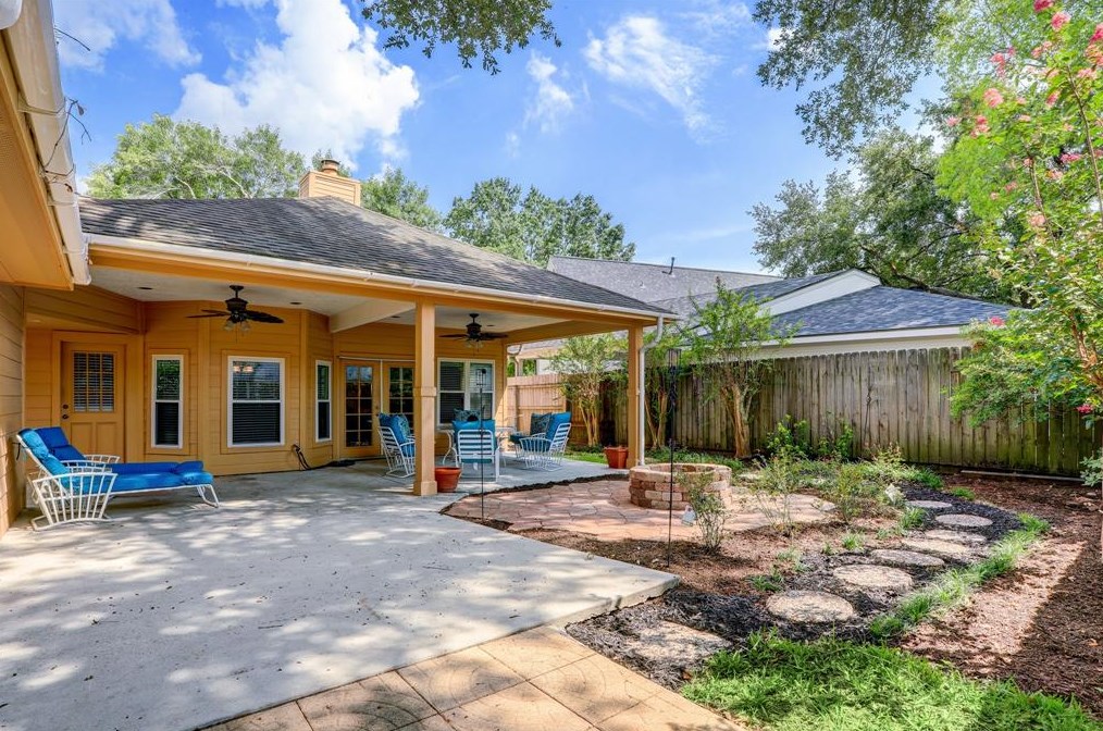 15410 Stonehill Dr, Houston TX  77062-3220 exterior