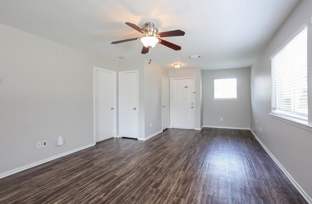 1523 Nichole Woods Dr, Houston TX  77047-4445 exterior