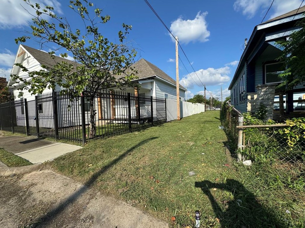 2012 Hardy St, Houston TX  77026-6714 exterior