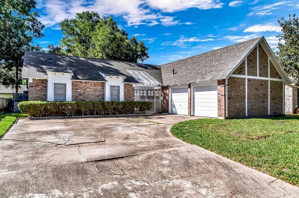 6911 Pine Vista Ln, Houston TX  77092-1010 exterior