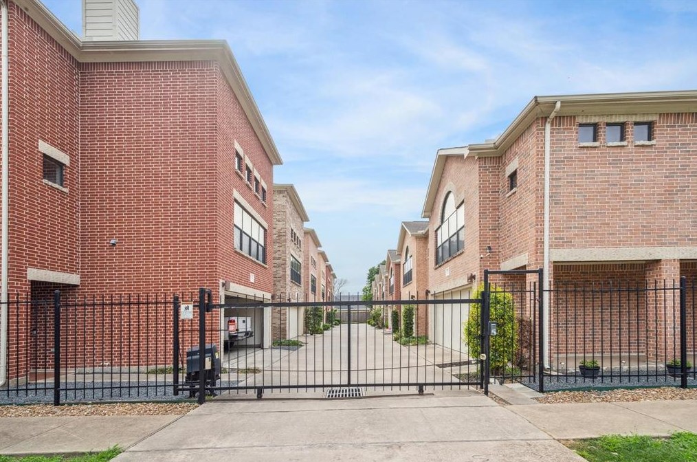 2705 Rutland St, Houston TX  77008-2155 exterior