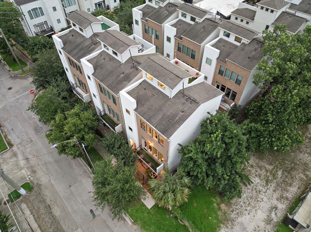 2107 Mason, Houston TX  77006-3137 exterior