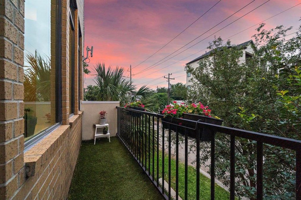 2107 Mason, Houston TX  77006-3137 exterior