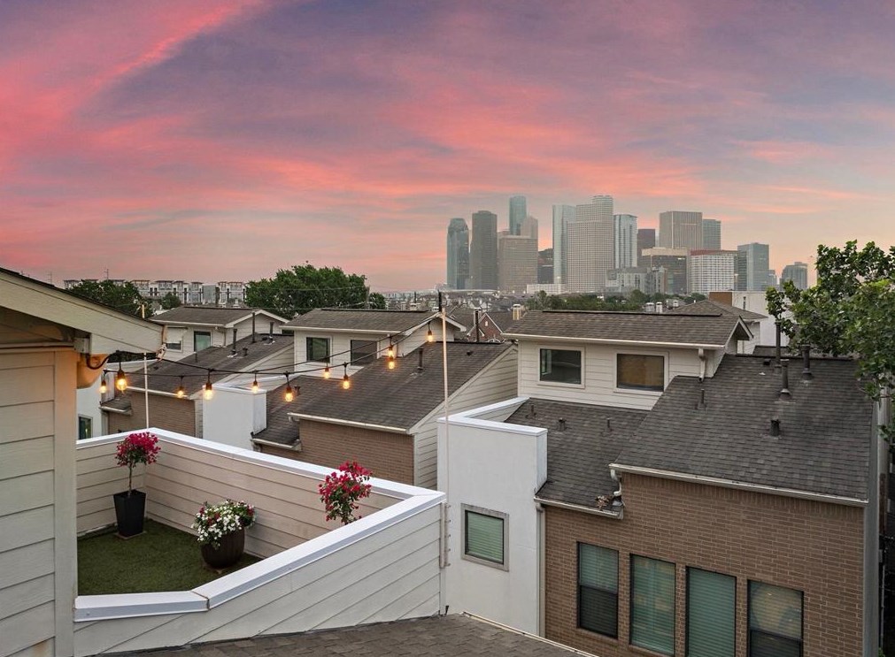 2107 Mason, Houston TX  77006-3137 exterior