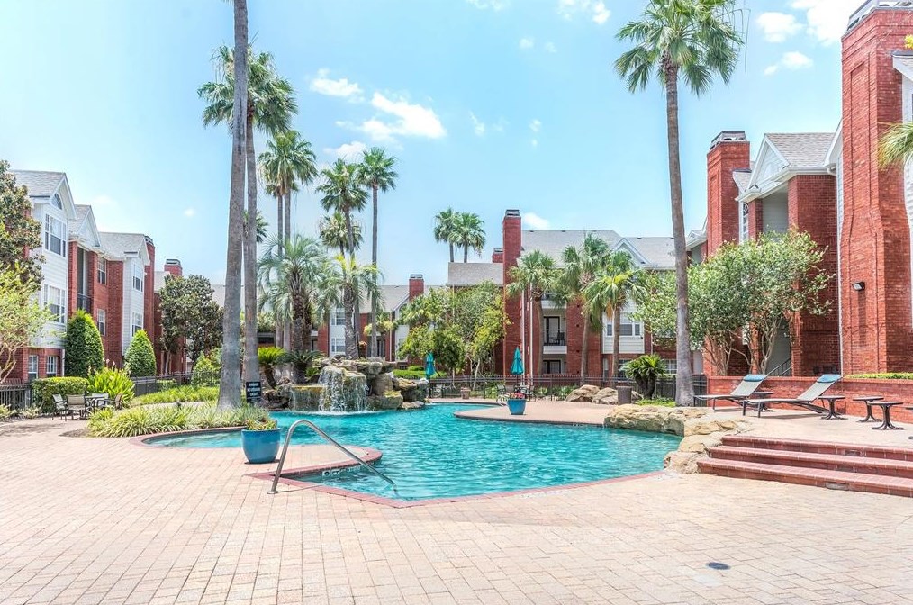 2100 Bering Dr, Houston TX  77057-3700 exterior