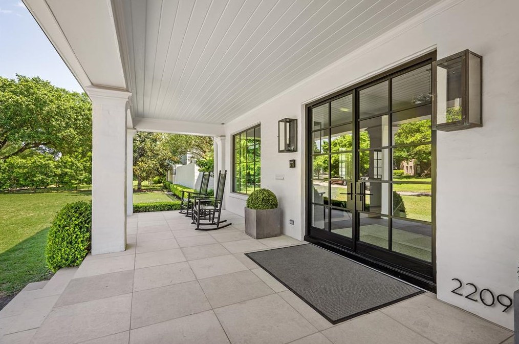 2209 Pine Valley Dr, Houston TX  77019-3510 exterior