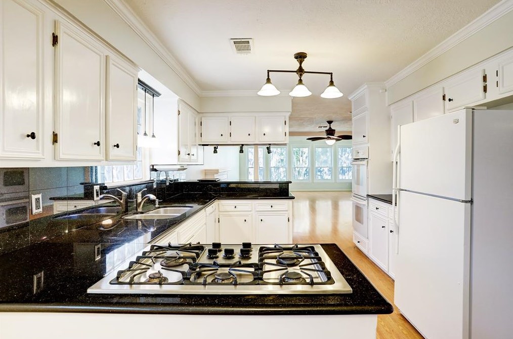 6022 Claridge Dr, Houston TX  77096-5825 exterior