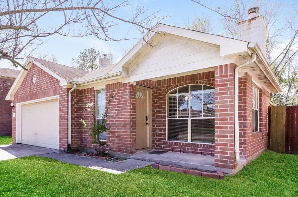 8807 Roaring Point Dr, Houston TX  77088-8058 exterior
