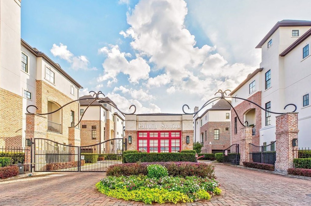 2029 Fannin Sta, Houston TX  77045-4657 exterior