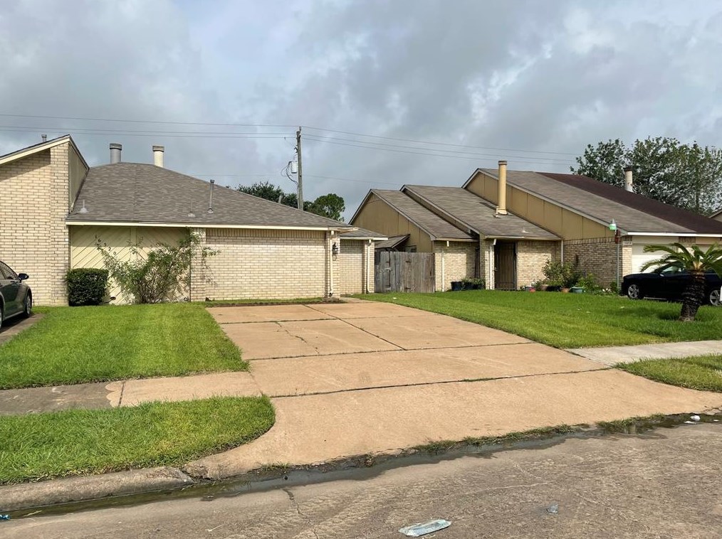 16518 Monte Carlo Ln, Houston TX  77053-4453 exterior