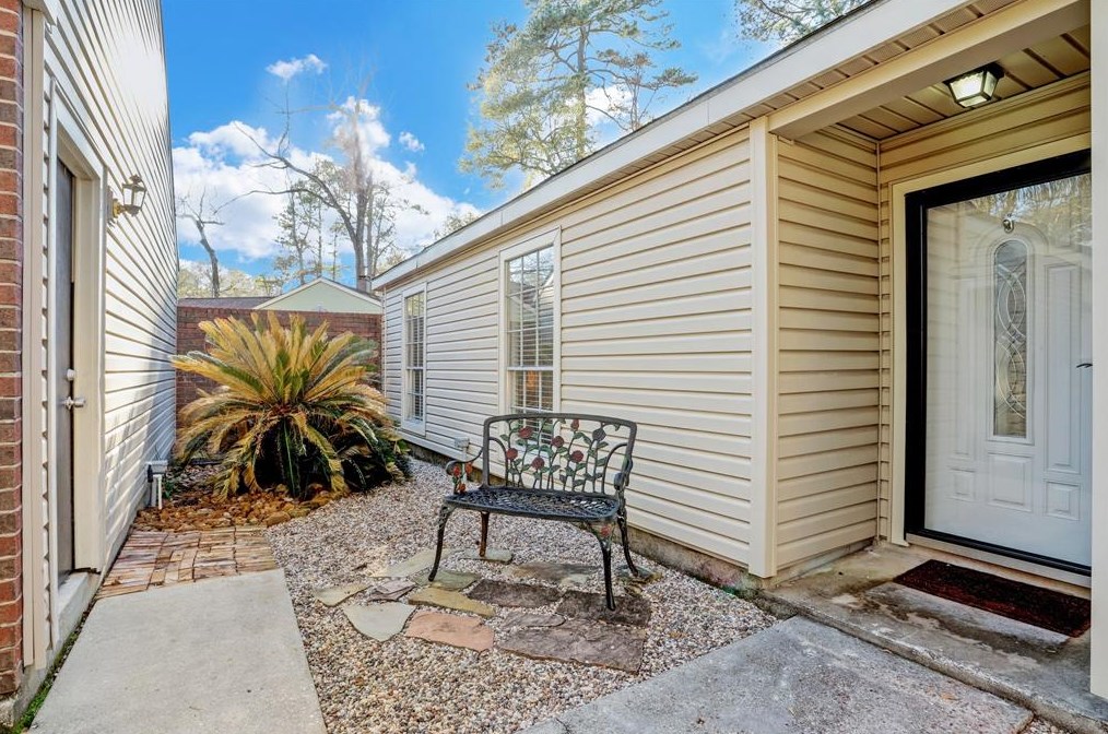 24 Bitterwood Cir, Spring TX  77381-2860 exterior