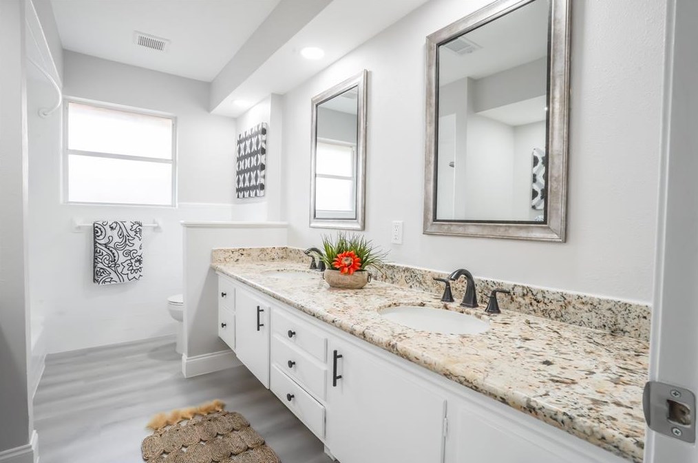 7818 Braes Mdw Dr, Houston TX  77071-1301 exterior
