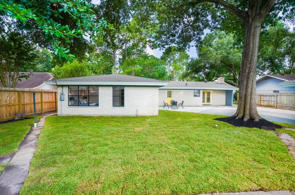 7818 Braes Mdw Dr, Houston TX  77071-1301 exterior