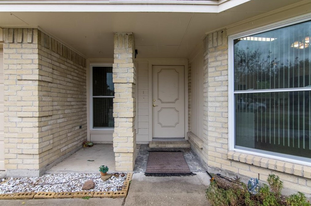 3806 Derbyhall Dr, Houston TX  77066-4527 exterior