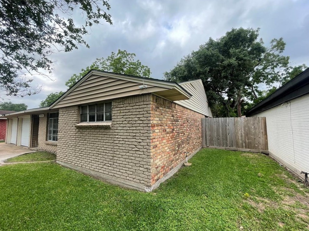 5704 Airport Blvd, Houston TX  77035-4314 exterior