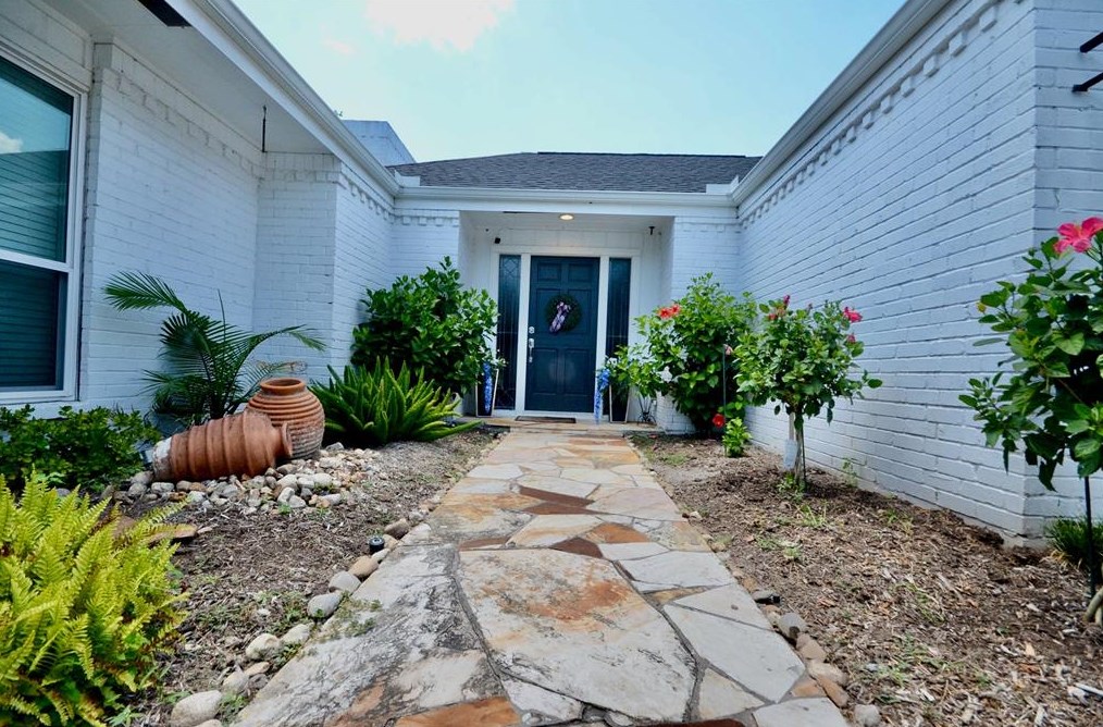 2923 Country Club Blvd, Sugar Land TX  77478-3627 exterior