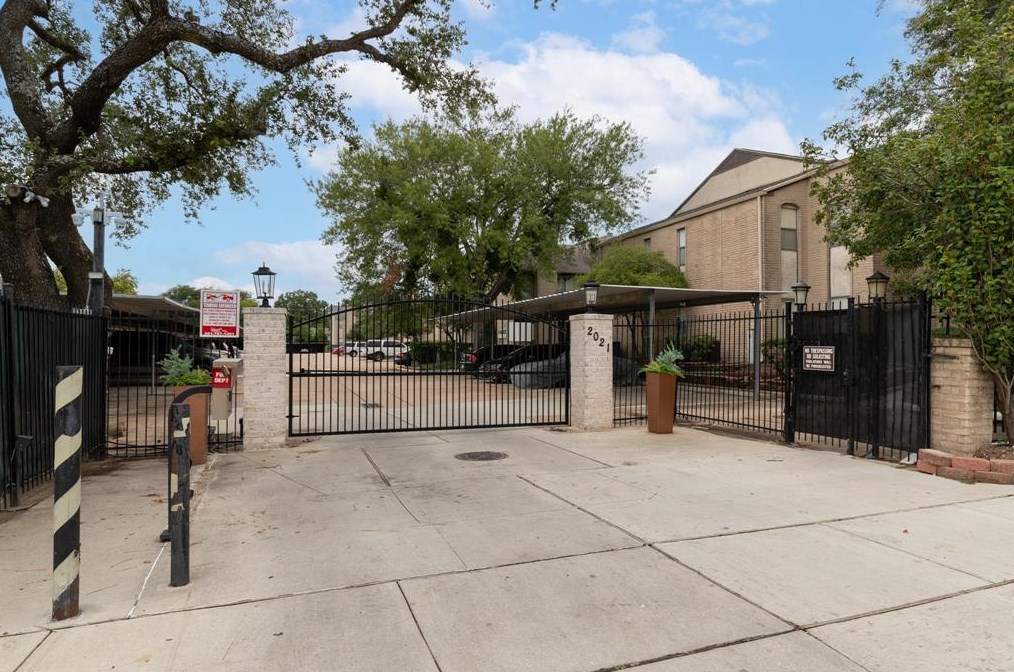 2021 Spenwick Dr, Houston TX  77055-1508 exterior