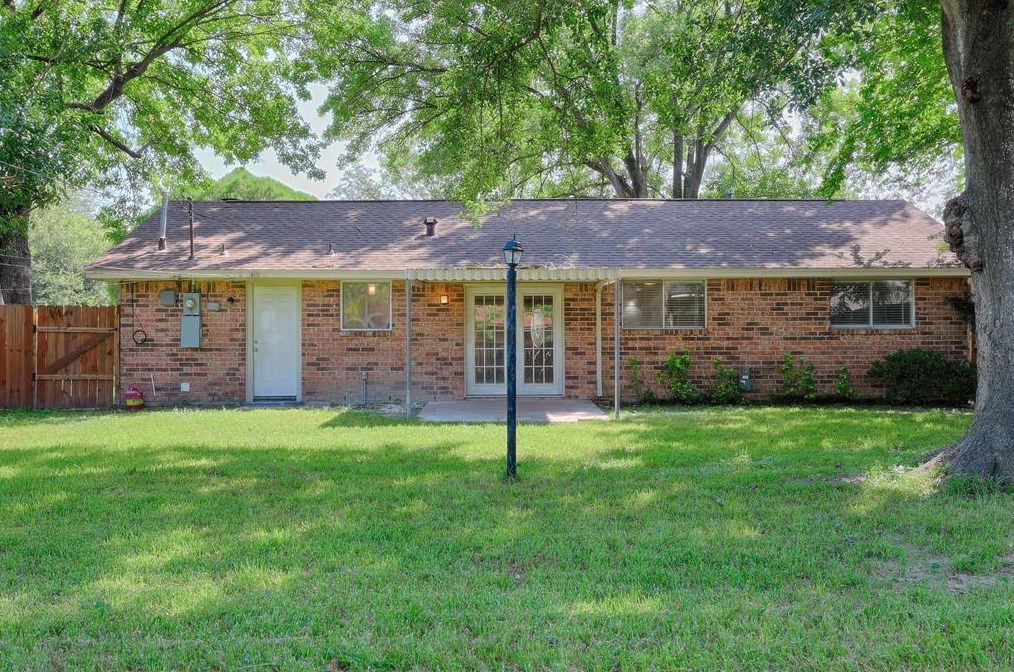 9243 Colendale Dr, Houston TX  77037-2221 exterior