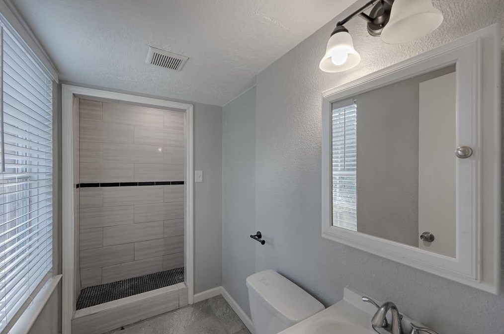 9243 Colendale Dr, Houston TX  77037-2221 exterior