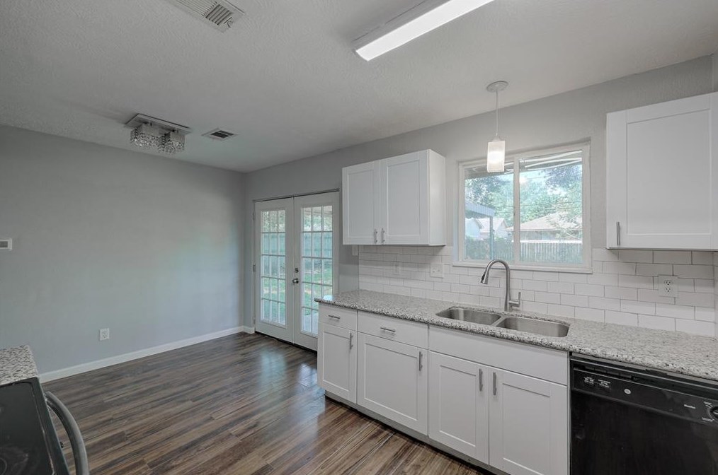 9243 Colendale Dr, Houston TX  77037-2221 exterior