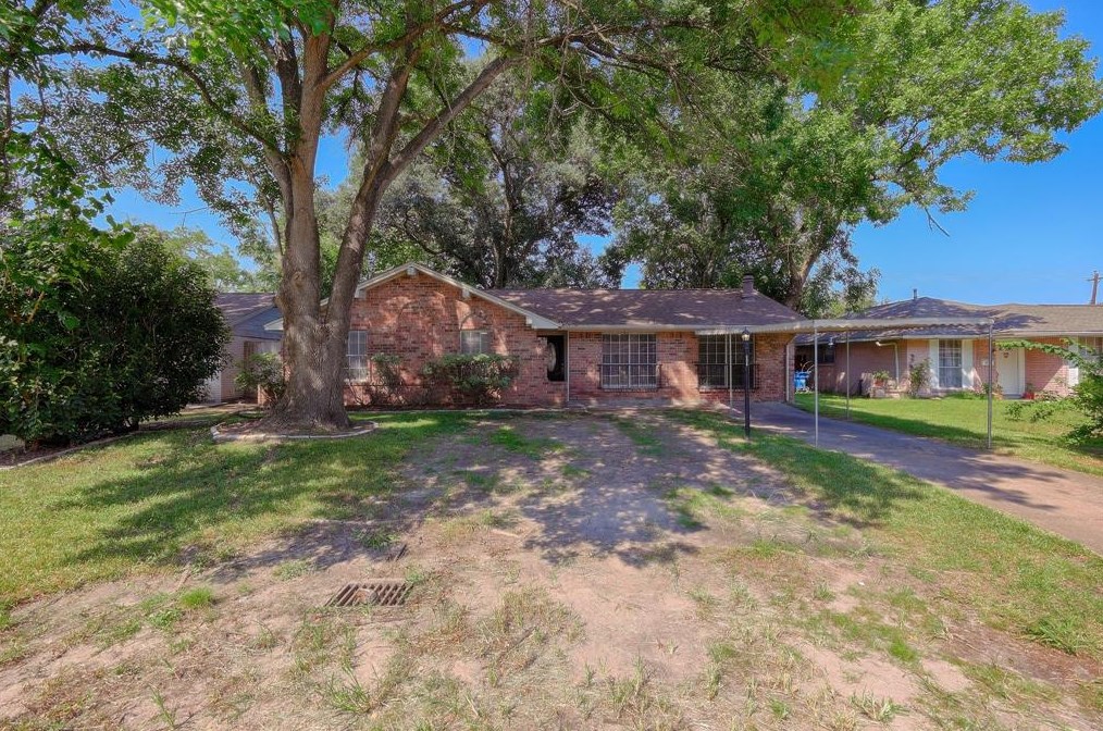 9243 Colendale Dr, Houston TX  77037-2223 exterior