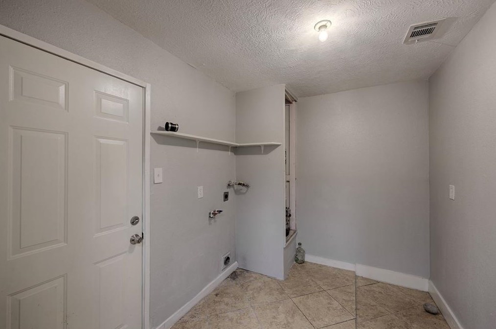 9243 Colendale Dr, Houston TX  77037-2221 exterior