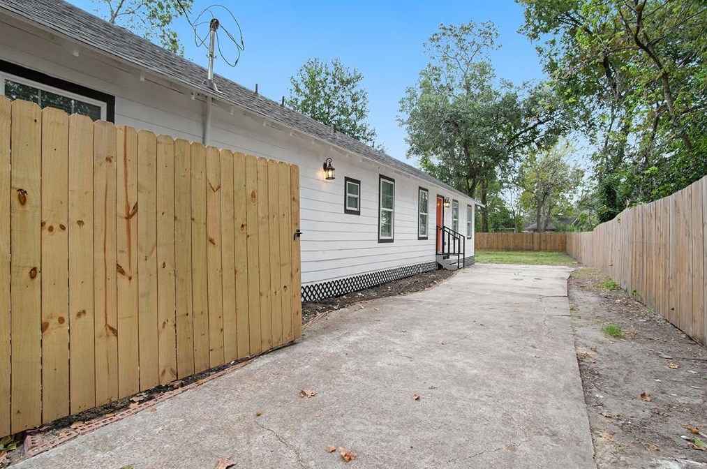 306 Neyland St, Houston TX  77022-4662 exterior