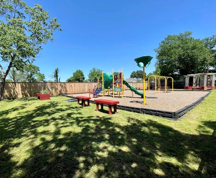5055 Fallen Oaks Dr, Houston TX  77091-5210 exterior