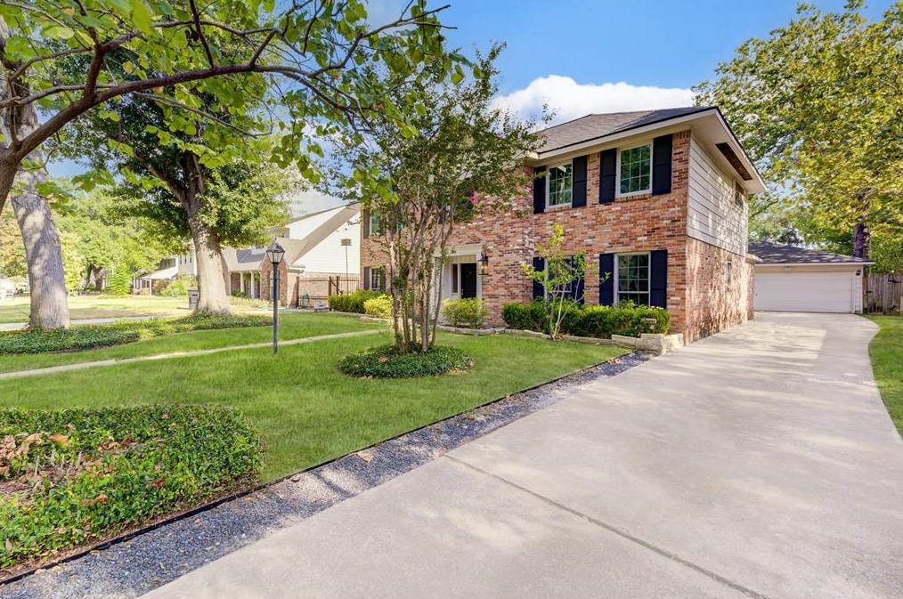 5055 Fallen Oaks Dr, Houston TX  77091-5210 exterior