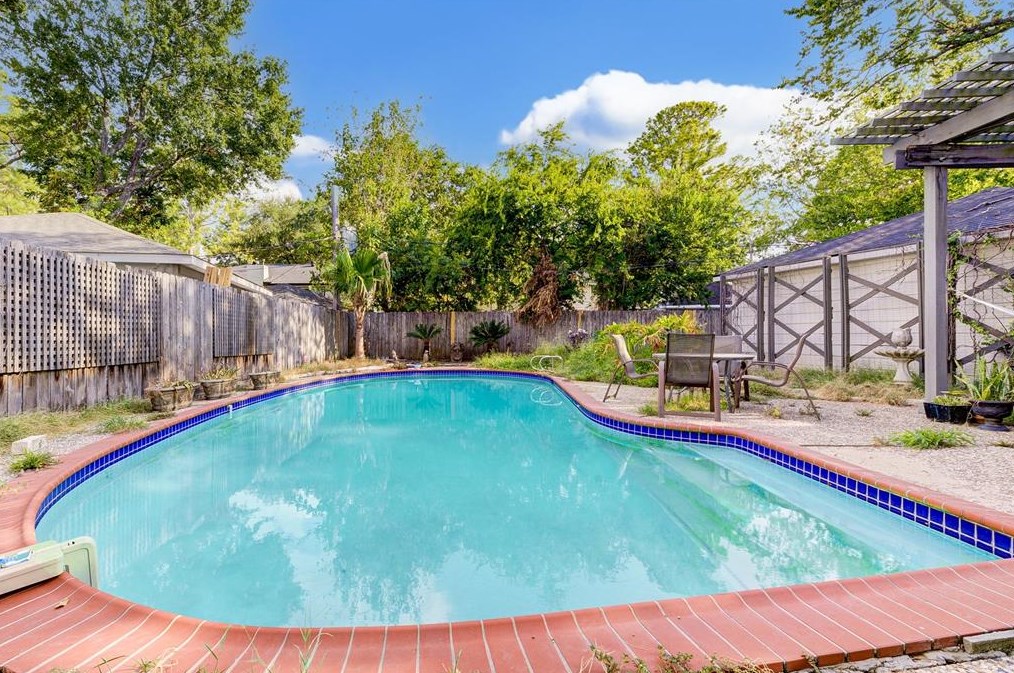 5055 Fallen Oaks Dr, Houston TX  77091-5210 exterior