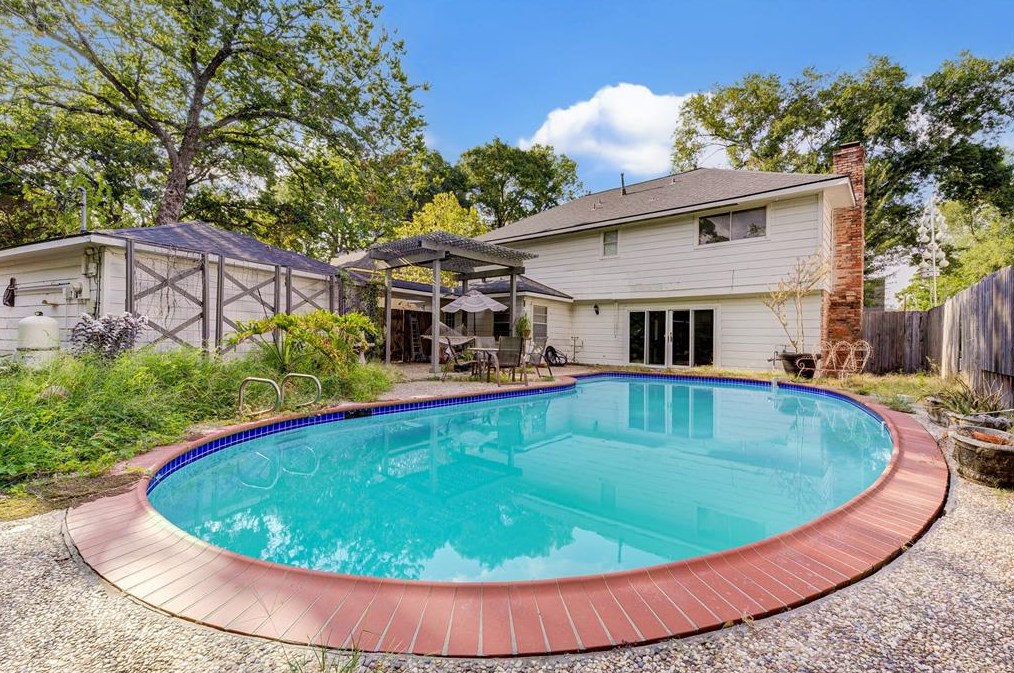 5055 Fallen Oaks Dr, Houston TX  77091-5210 exterior