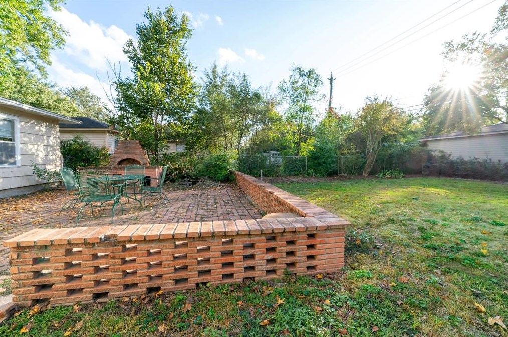 911 Worthshire St, Houston TX  77008-6436 exterior