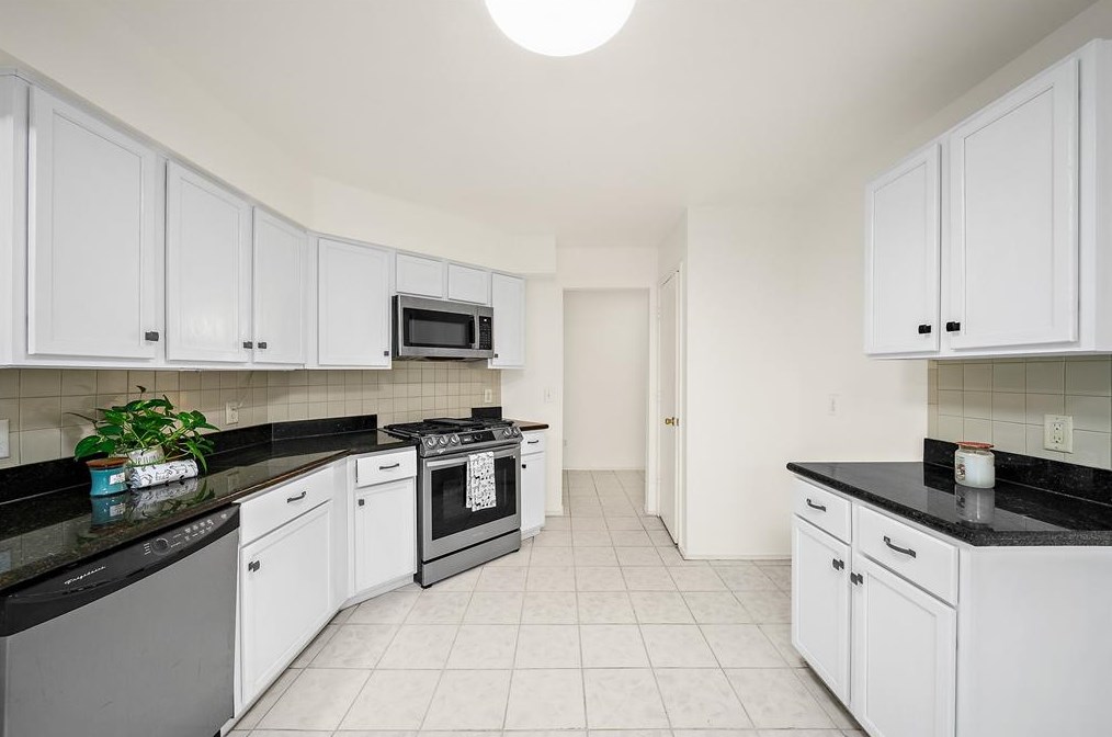 8010 Golf Green Cir, Houston TX  77036-4051 exterior