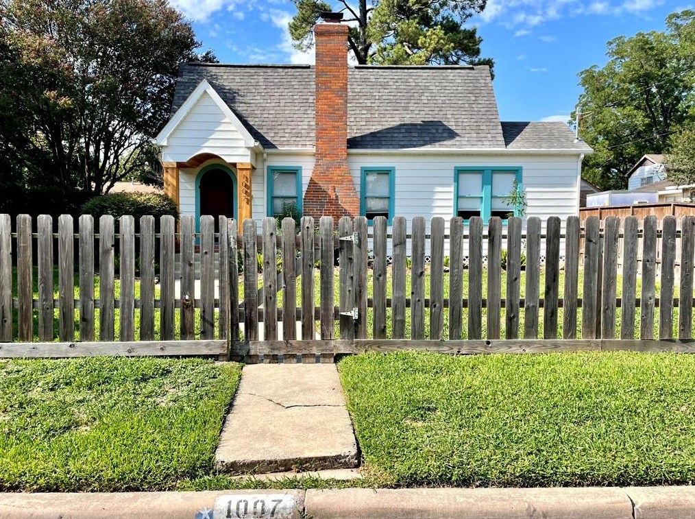 1007 Avenue Of Oaks St, Houston TX  77009-1421 exterior