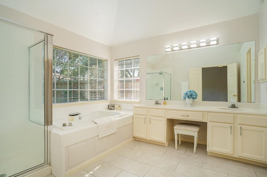 806 Orchard Peak Ct, Houston TX  77062-2167 exterior