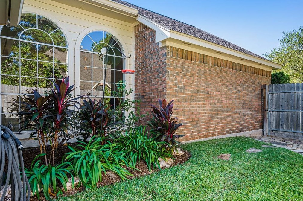 806 Orchard Peak Ct, Houston TX  77062-2167 exterior