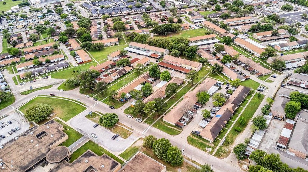 111 Casa Grande Dr, Houston TX  77060-4813 exterior