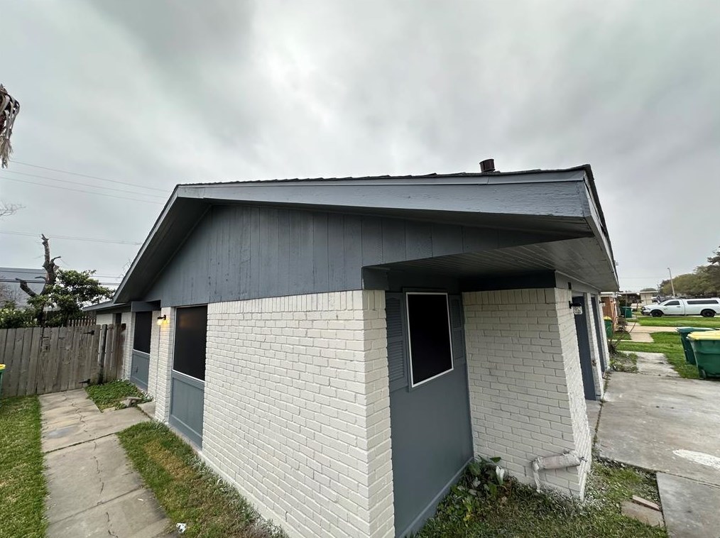 1901 Bahama Dr, Taylor Lake Village TX  77586-2919 exterior