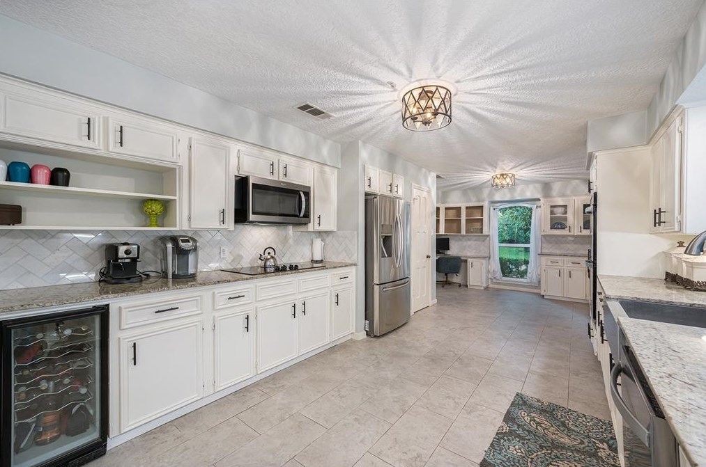 5707 Vestavia Dr, Houston TX  77069-2638 exterior